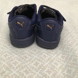 Navy blue pumas size 10